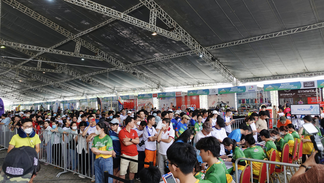 7.000 người tham gia đường chạy huyền thoại Giải marathon núi Bà Đen - Ảnh 2.