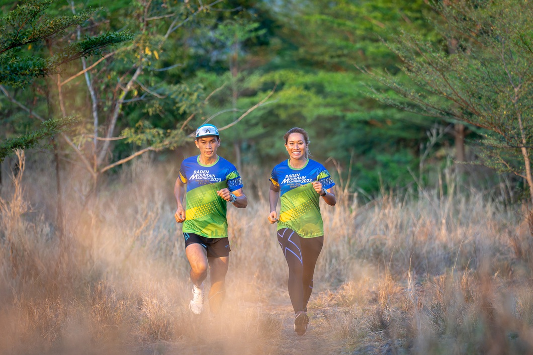 7.000 người tham gia đường chạy huyền thoại Giải marathon núi Bà Đen - Ảnh 4. 7.000 người tham gia đường chạy huyền thoại Giải marathon núi Bà Đen - Ảnh 4.