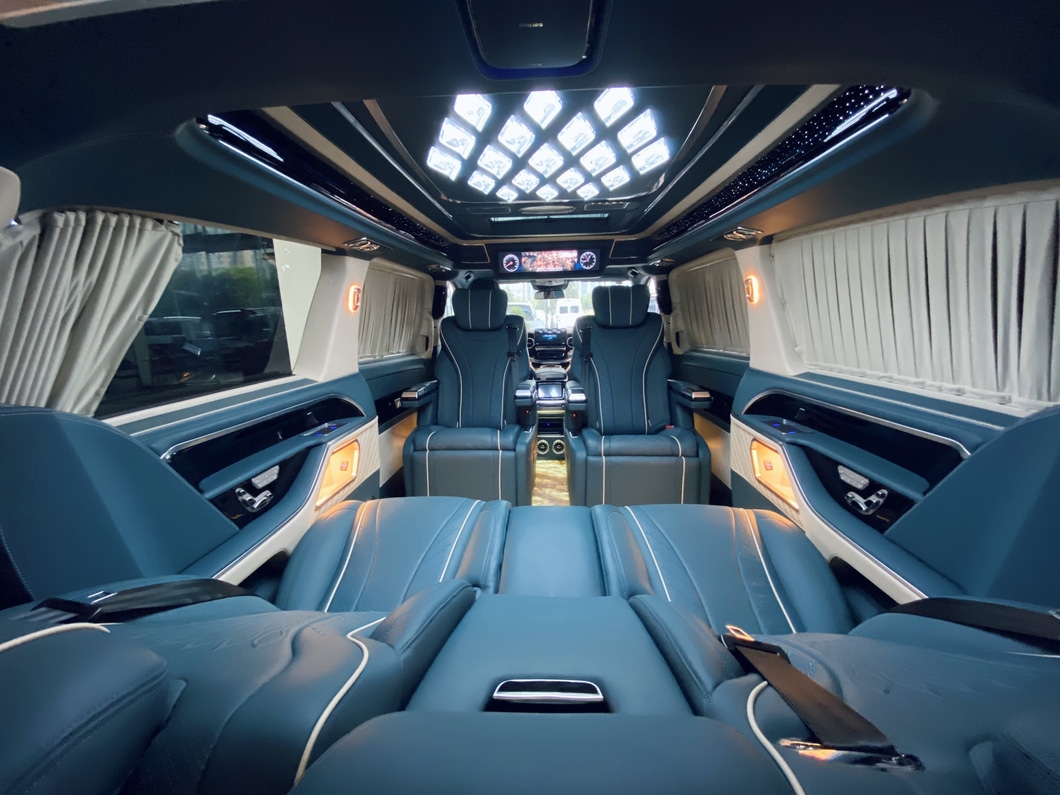 Mercedes-Maybach bản van cho triệu phú: Màn hình khổng lồ, ghế như ngai vàng, sàn đá cẩm thạch - Ảnh 4.
