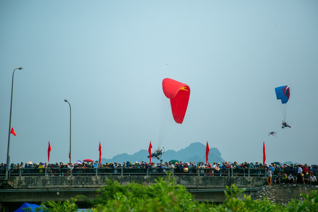 Trải nghiệm bay dù lượn ngắm ruộng bậc thang mùa nước đổ được du khách trong và ngoài nước yêu thích - Ảnh: Mebayluon