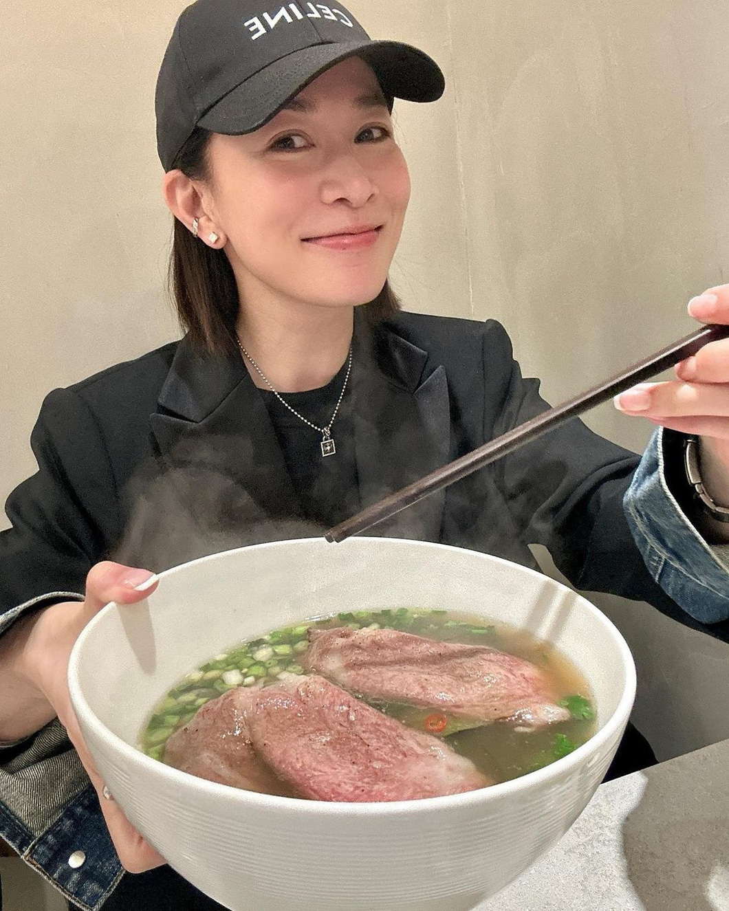 Xa Thi Mạn giới thiệu món phở Việt cho bạn bè cùng thưởng thức - Ảnh: Instagram Charmaine Sheh