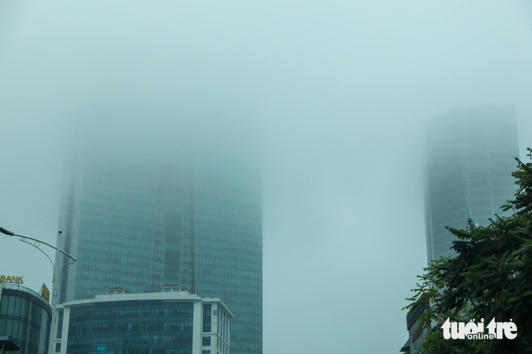 Nhiều nhà cao tầng ở trung tâm TP Hà Nội bị sương mù bao phủ - Ảnh: DANH KHANG