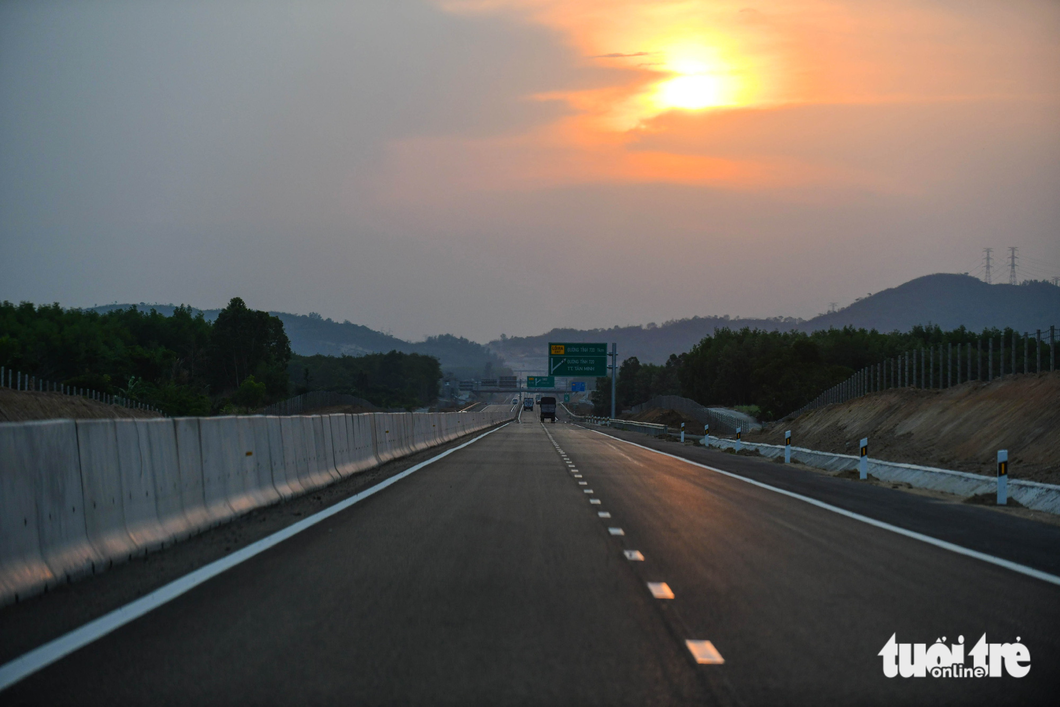 Vì sao cao tốc Phan Thiết - Dầu Giây tắc hai đầu ra vào? - Ảnh 1.