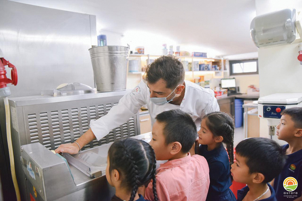 Leonardo Borusso giới thiệu cách làm kem gelato cho các em học sinh - Ảnh NVCC