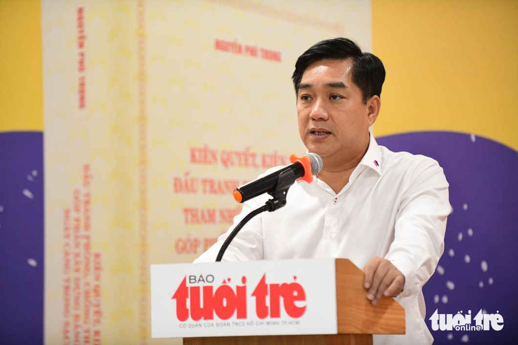 Ông Hồ Minh Hoàng - chủ tịch HĐQT Tập đoàn Đèo Cả - trình bày tham luận - Ảnh: QUANG ĐỊNH Ông Hồ Minh Hoàng - chủ tịch HĐQT Tập đoàn Đèo Cả - cho rằng, quan điểm “dám nghĩ, dám làm và dám chịu trách nhiệm” là yếu tố then chốt để vượt qua nỗi sợ hãi trong hoạt động điều hành của nhà nước, doanh nghiệp. Ông khẳng định: Người trẻ không sợ trách nhiệm, mà họ hoàn toàn dám nghĩ và dám làm - Ảnh: QUANG ĐỊNH