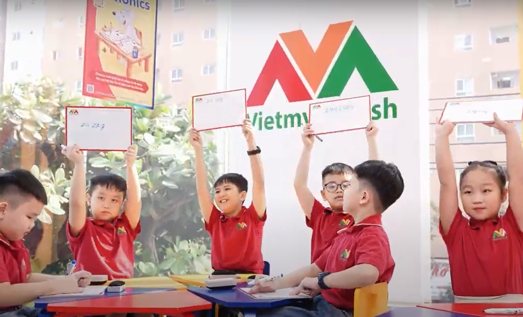 Các học sinh của Vietmygroup hào hứng trong một tiết học - Ảnh: H.AN