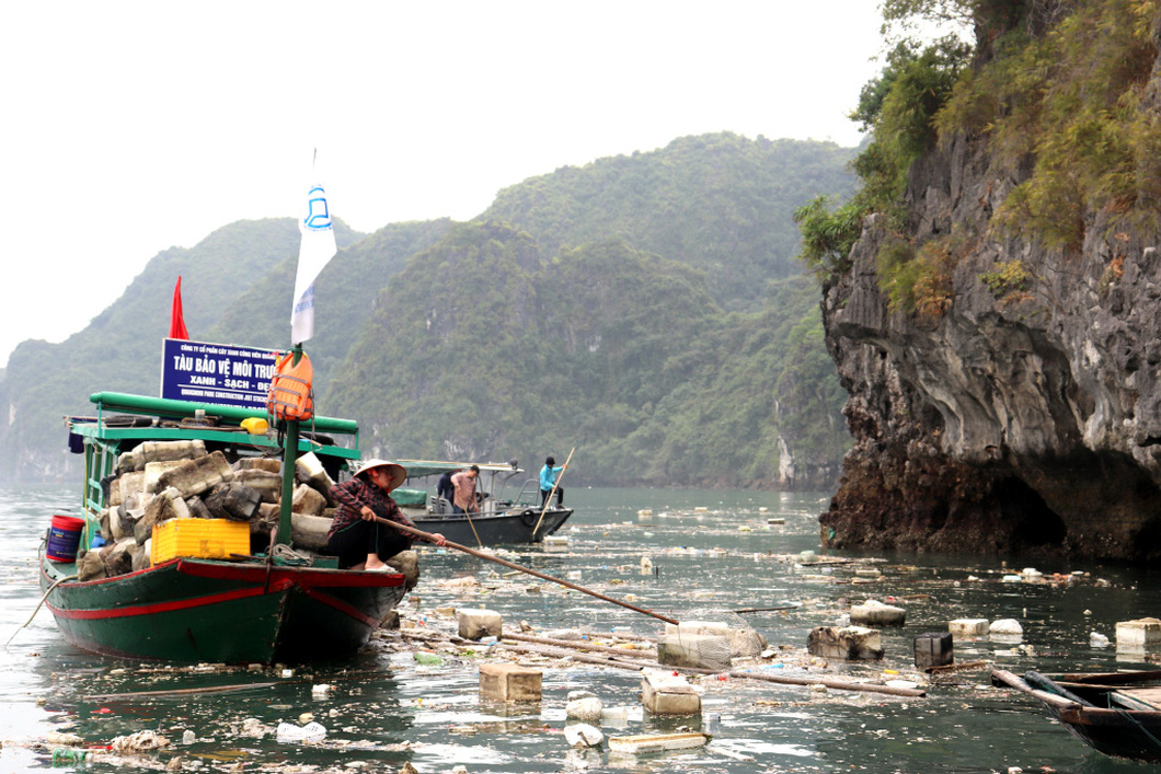 Căng mình dọn phao xốp nổi đầy vịnh Hạ Long - Ảnh 2.