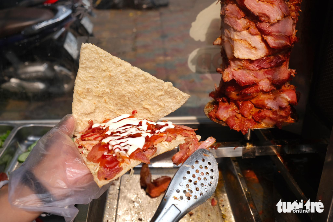 Bánh mì Thổ Nhĩ Kỳ với phần thịt nướng thơm ngon được bán với giá 20.000 đồng - Ảnh: NGỌC PHƯỢNG Bánh mì Thổ Nhĩ Kỳ với phần thịt nướng thơm ngon được bán với giá 20.000 đồng - Ảnh: NGỌC PHƯỢNG