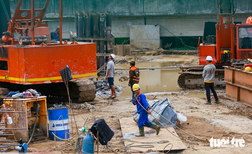 Làm xuyên lễ trên nhiều công trình giao thông ở TP.HCM - Ảnh 6.