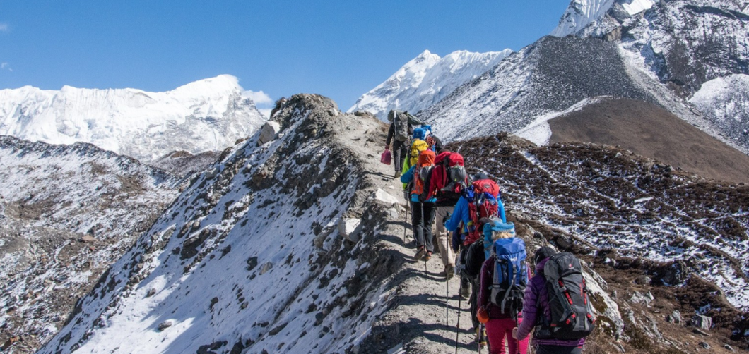 Những đoàn người đi bộ đường dài trên dãy Himalaya - Ảnh: Himalaya Trekking