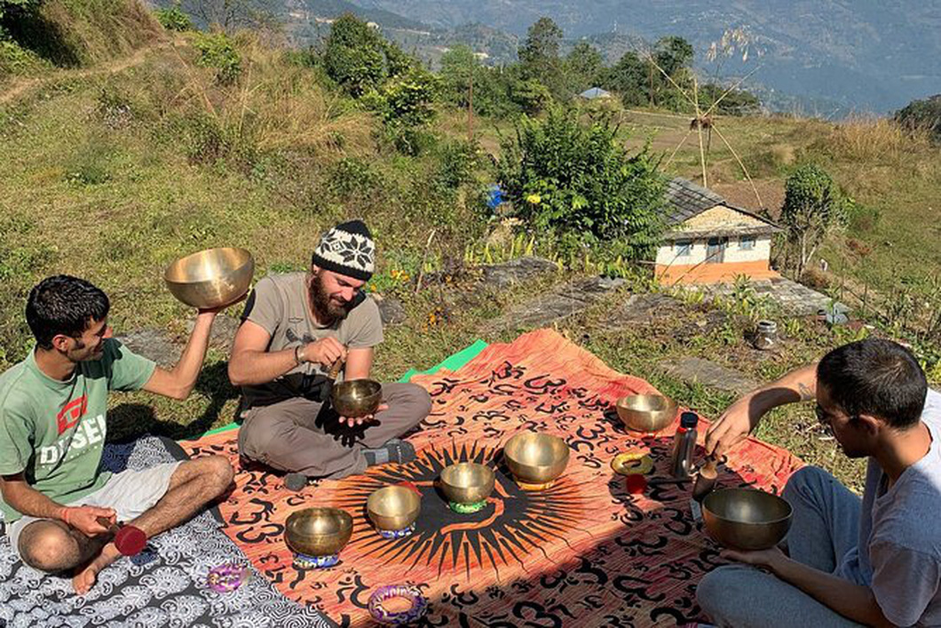 Thực hành yoga, trị liệu và thiền định bằng liệu pháp chuông xoay tại Himalaya đang được quan tâm trên toàn thế giới - Ảnh: Book Retreat