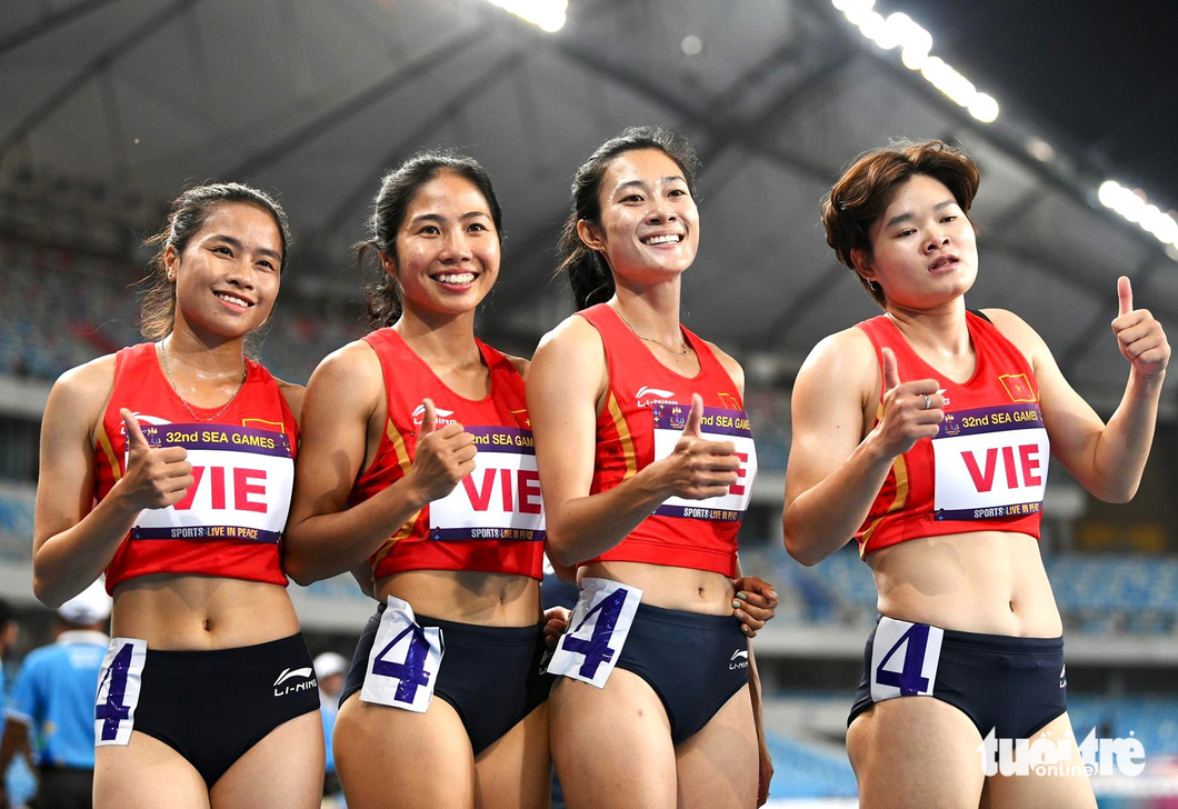 Tú Chinh và nụ cười hạnh phúc cùng các đồng đội sau khi đoạt HCB nội dung tiếp sức 4x100m - Ảnh: NAM TRẦN