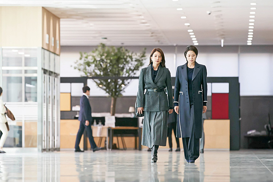 Hwang Do-hee (Kim Hee-Ae, trái) và Oh Kyung-sook (Moon So Ri - nữ diễn viên đang có mặt tại VN để chấm giải LHP châu Á Đà Nẵng) trong phim Phong hậu - Ảnh: Hancinema