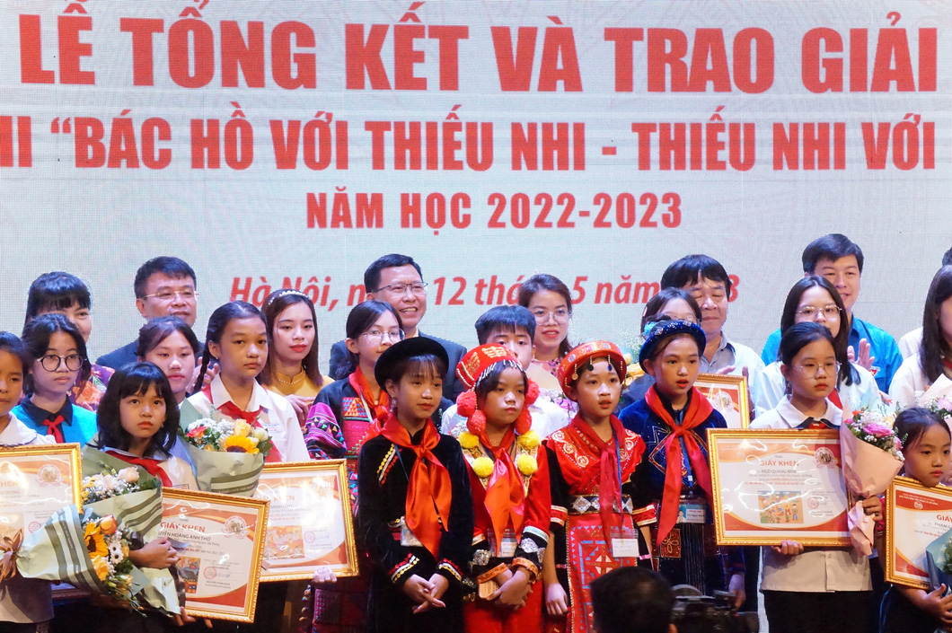 Học sinh người dân tộc ‘vẽ’ tranh từ hàng ngàn hạt gạo mừng sinh nhật Bác Hồ - Ảnh 3.