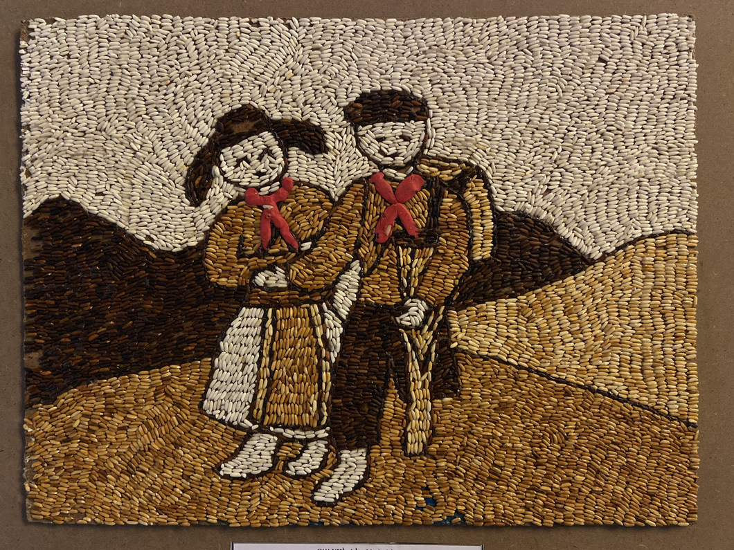 Học sinh vùng cao vẽ tranh từ hạt ngô hạt gạo tặng thầy cô ngày 2011   VOVVN
