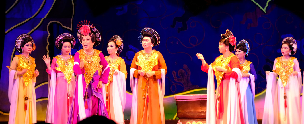 Nghệ sĩ Thành Lộc vai Hoàng Thị Mộng Một bên cạnh các "bà mụ" trong vở - Ảnh: LINH ĐOAN