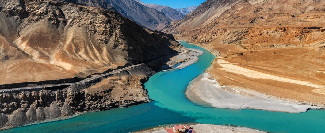 Thung lũng Zanskar nằm ở phía Bắc của Great Himalaya với hồ nước xanh trong, lấp lánh dưới nắng nhẹ và được ôm ấp bởi những dãy núi cao phủ tuyết. Nơi này thích hợp cho các hoạt động như leo núi, dù lượn, chèo thuyền vượt thác hay trekking ở những cung đường tuyệt đẹp - Ảnh: Incredible India
