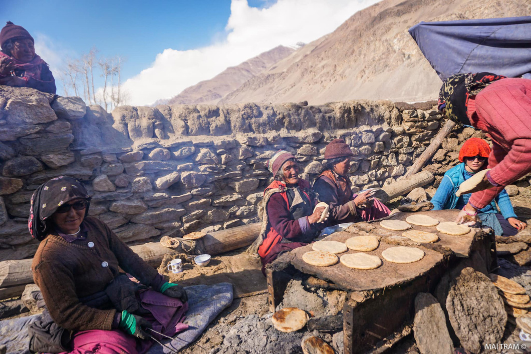 Những người dân bán bánh dọc đường ở Ladakh - Ảnh: MAI TRÂM