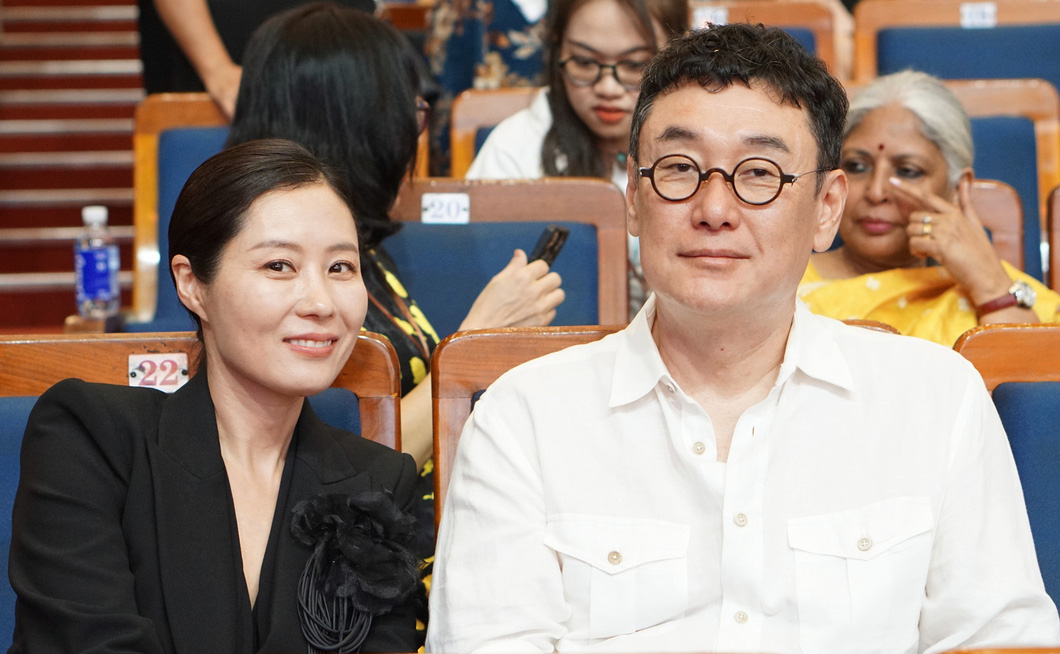 Vợ chồng diễn viên Moon So Ri và đạo diễn Jang Jung Hwan tại lễ bế mạc - Ảnh: TRẦN MẶC