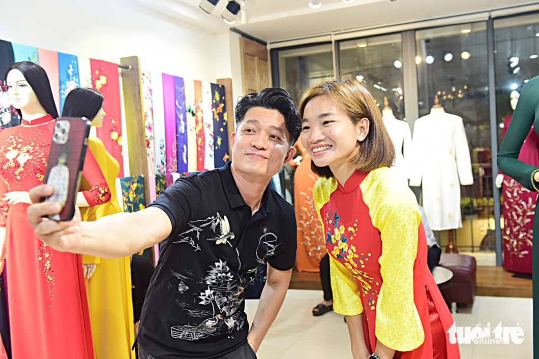 Nhà thiết kế Thuận Việt chuẩn bị cho Nguyễn Thị Oanh một tà áo dài đặc biệt cho buổi giao lưu với người hâm mộ