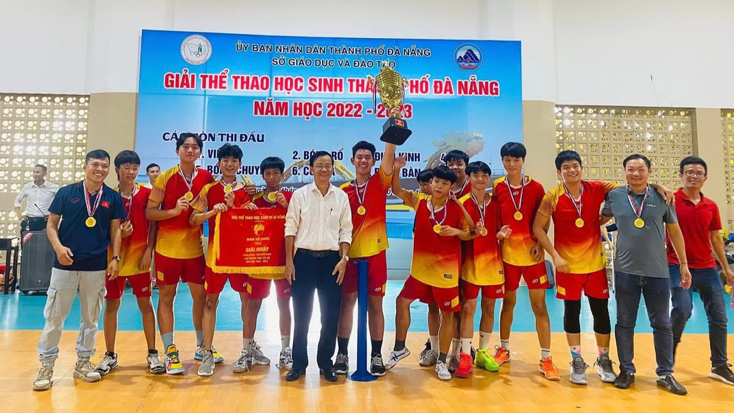 Học sinh Đà Nẵng do thầy Trường huấn luyện tham dự giải bóng chuyền và đạt thành tích cao - Ảnh: H.R.