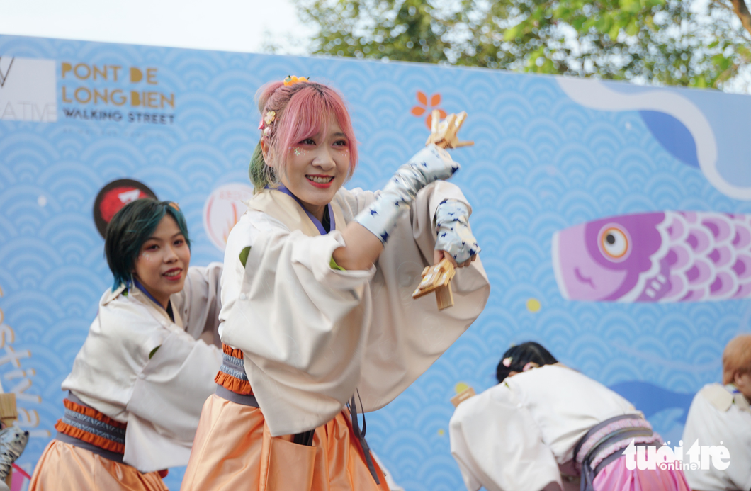 Điều thú vị ở Yosakoi là không khí lễ hội mà điệu nhảy này mang lại. Trang phục trình diễn Yosakoi thường mang màu sắc rực rỡ khiến các màn biểu diễn càng thêm bắt mắt - Ảnh: NGUYỄN HIỀN