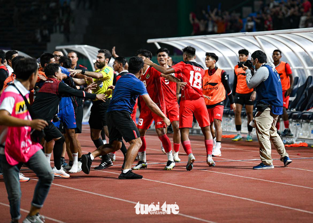 U22 Indonesia và Thái Lan hỗn chiến ở chung kết SEA Games 32 - Ảnh 1.