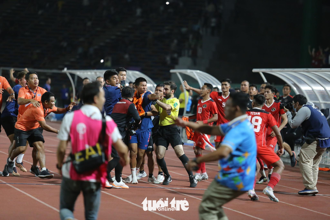 U22 Indonesia và Thái Lan hỗn chiến ở chung kết SEA Games 32 - Ảnh 6.