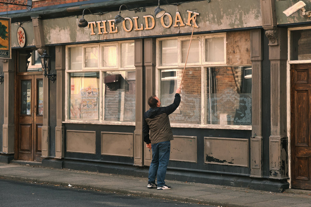 Bộ phim The old oak của đạo diễn kỳ cựu người Anh Ken Loach - Ảnh: IMDb
