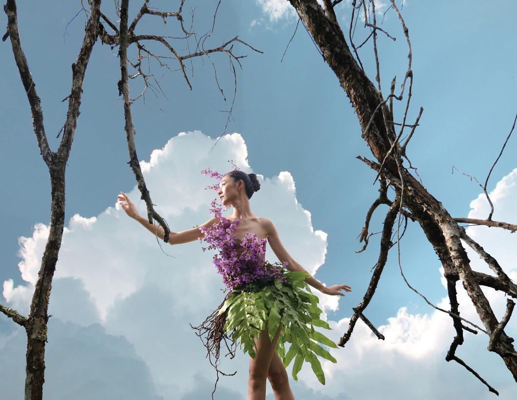 Minh Hạnh thiết kế váy bằng hoa, lá từ Vườn quốc gia Cát Tiên - Ảnh 1.