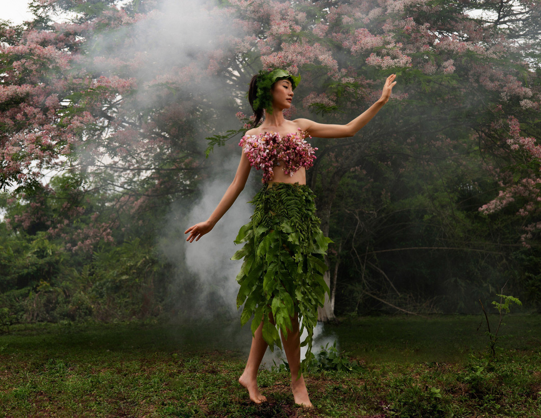 Minh Hạnh thiết kế váy bằng hoa, lá từ Vườn quốc gia Cát Tiên - Ảnh 2.