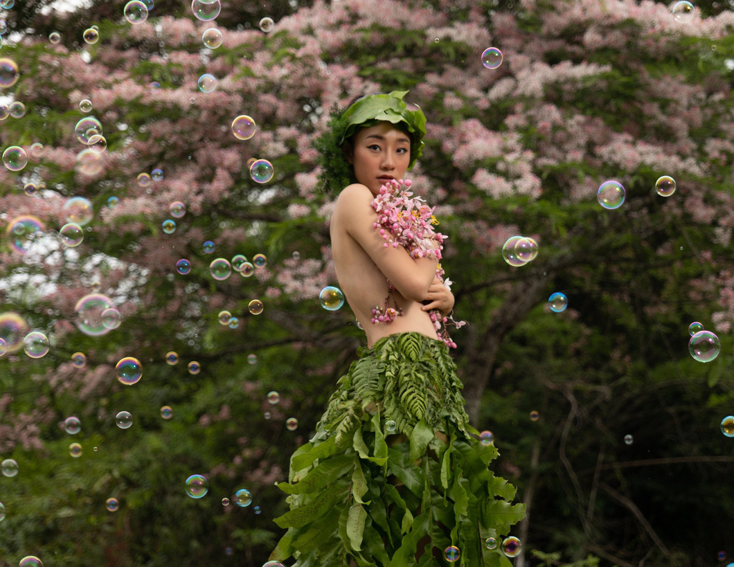 Minh Hạnh thiết kế váy bằng hoa, lá từ Vườn quốc gia Cát Tiên - Ảnh 12.