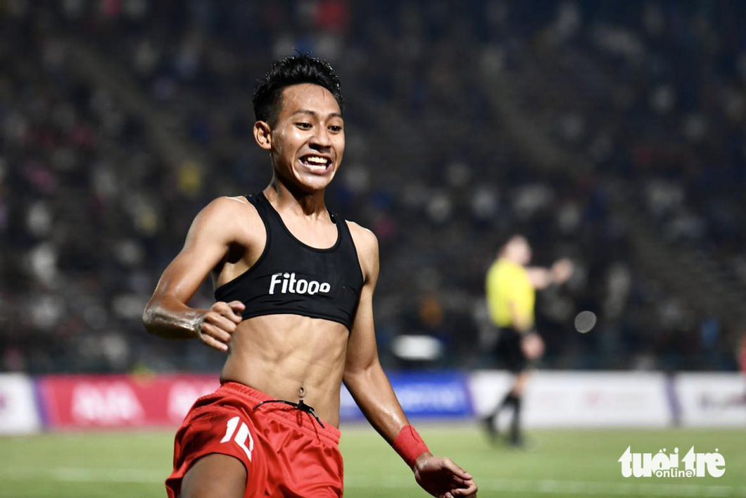 Beckham Putra cởi áo ăn mừng sau khi ấn định thắng lợi 5-2 cho U22 Indonesia - Ảnh: NAM TRẦN