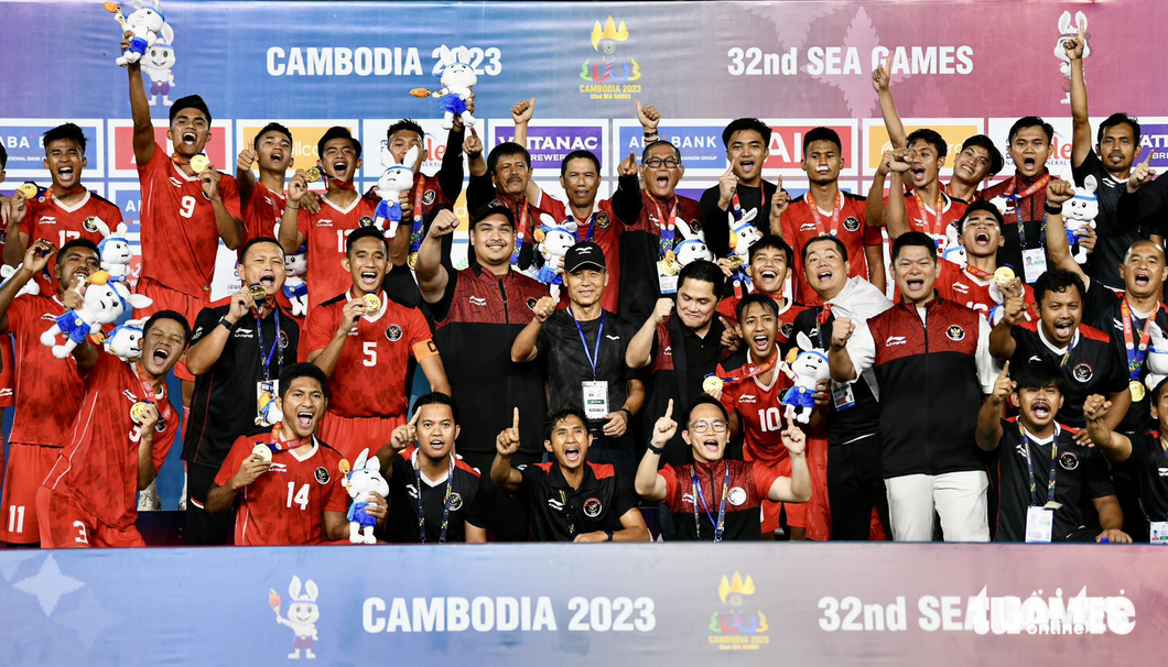 Còn các cầu thủ U22 Indonesia thì ăn mừng đầy phấn khích. Sau hơn 30 năm, họ mới lại giành HCV SEA Games - Ảnh: NAM TRẦN