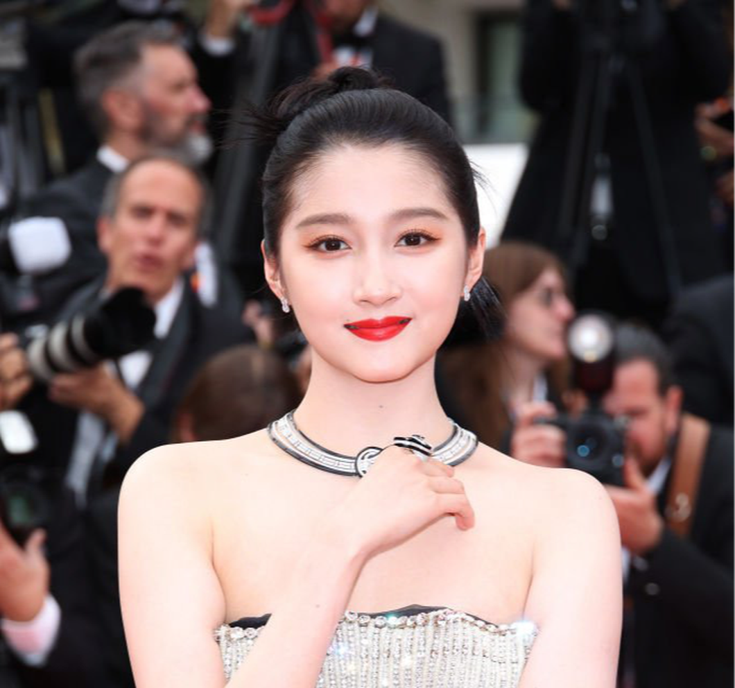 Nữ diễn viên Quan Hiểu Đồng rạng rỡ trên thảm đỏ Cannes 2023 - Ảnh: Getting Images