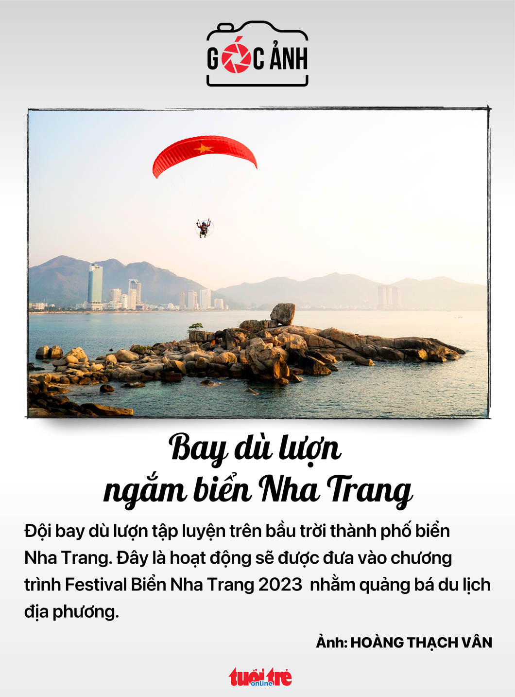 Bay dù lượn ngắm biển Nha Trang - Ảnh: HOÀNG THẠCH VÂN