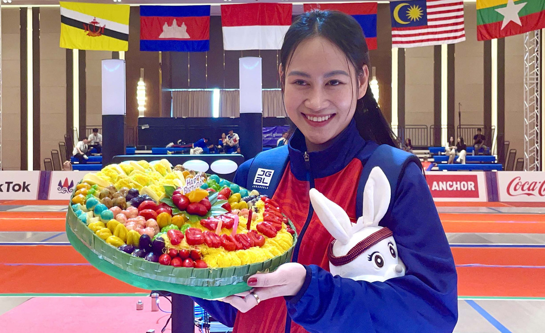 Kiếm thủ Lê Minh Hằng được ban tổ chức SEA Games tặng bánh sinh nhật ngay tại nhà thi đấu - Ảnh: ĐỨC KHUÊ