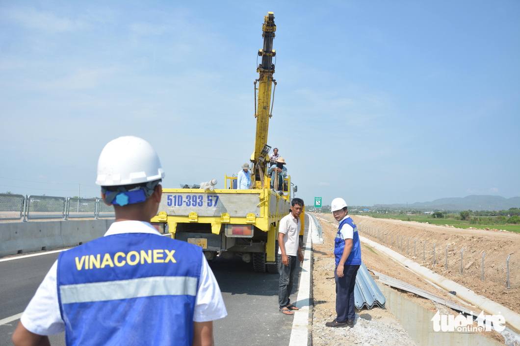 Chính thức thông xe, cao tốc Vĩnh Hảo - Phan Thiết vẫn ngổn ngang - Ảnh 2.