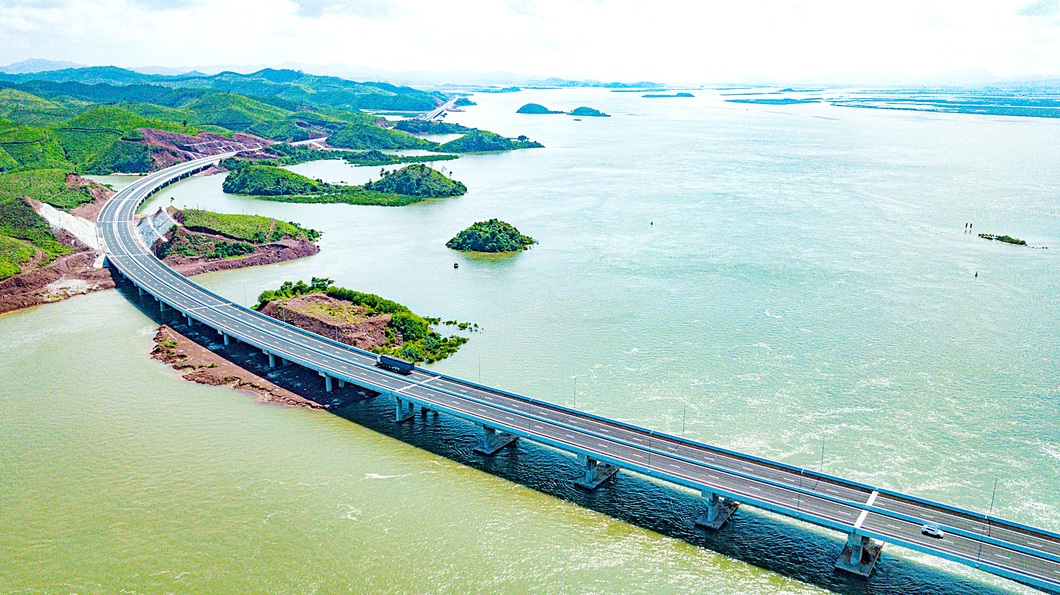 Cao tốc Vân Đồn - Móng Cái kết nối đồng bộ với cao tốc Vân Đồn - Hạ Long - Hải Phòng - Hà Nội - Lào Cai tạo thành tuyến cao tốc dài gần 600km kết nối ba sân bay (Nội Bài - Cát Bi - Vân Đồn), ba khu kinh tế và một cửa khẩu quốc tế - Ảnh: NAM TRẦN Cao tốc Vân Đồn - Móng Cái kết nối đồng bộ với cao tốc Vân Đồn - Hạ Long - Hải Phòng - Hà Nội - Lào Cai tạo thành tuyến cao tốc dài gần 600km kết nối ba sân bay (Nội Bài - Cát Bi - Vân Đồn), ba khu kinh tế và một cửa khẩu quốc tế - Ảnh: NAM TRẦN