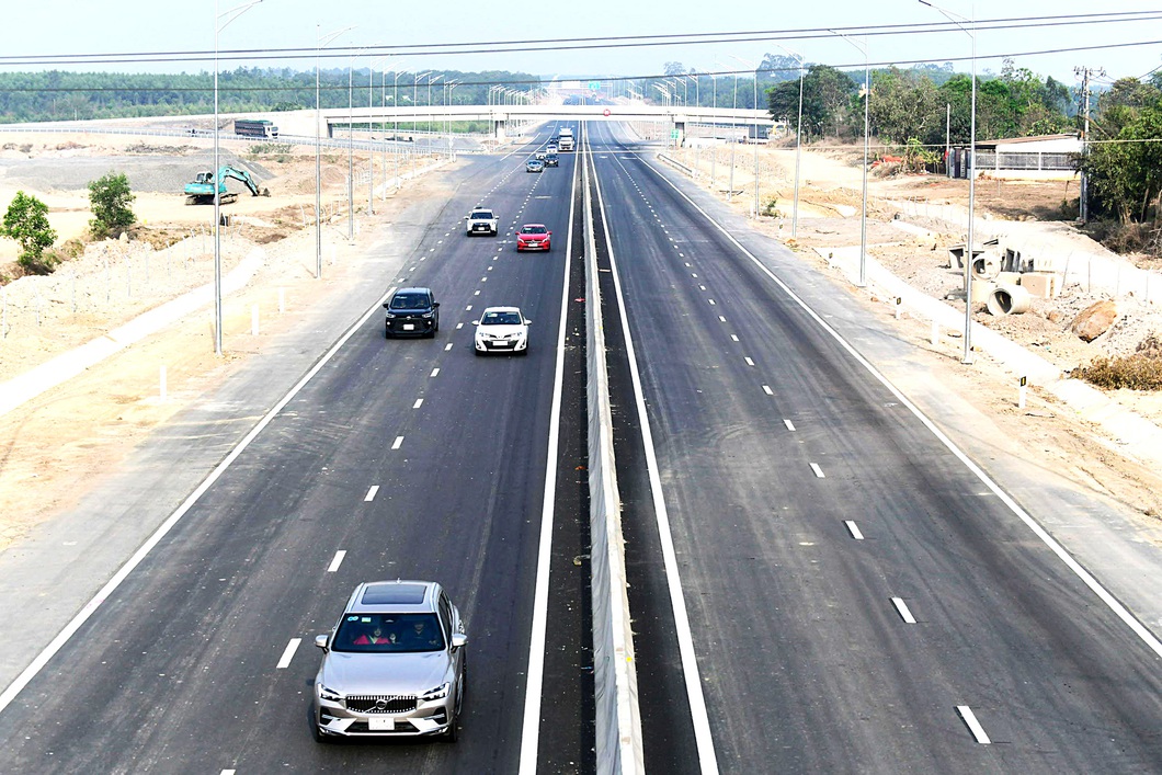 Xe cộ trải nghiệm trên tuyến cao tốc mới Phan Thiết - Dầu Giây - Ảnh: QUANG ĐỊNH Xe cộ trải nghiệm trên tuyến cao tốc mới Phan Thiết - Dầu Giây - Ảnh: QUANG ĐỊNH