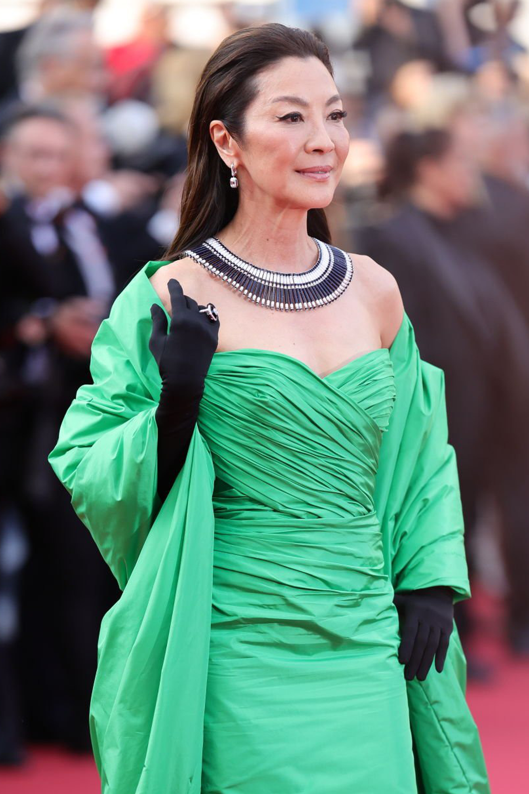 Dương Tử Quỳnh chiếm trọn spotlight tại Cannes - Ảnh 2.