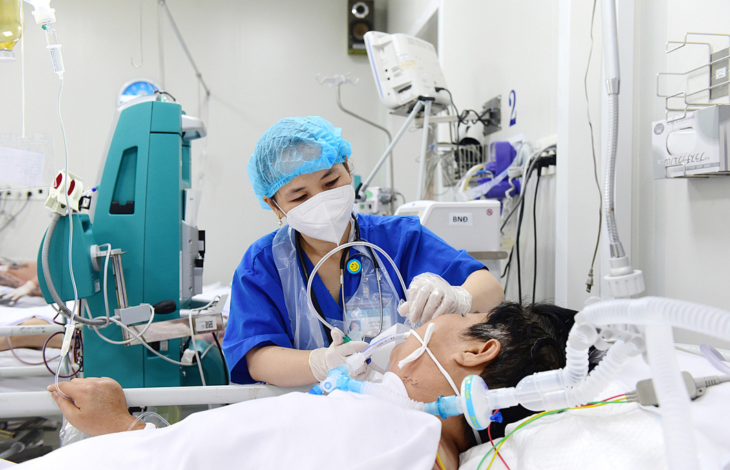 Bệnh nhân điều trị tại khoa bệnh nhiệt đới Bệnh viện Chợ Rẫy (TP.HCM)  - Ảnh: DUYÊN PHAN