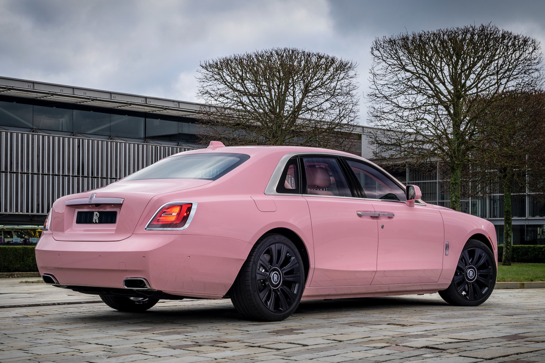 Hilariously Pink RollsRoyce Phantom  Owned by Dubai Princess  YouTube