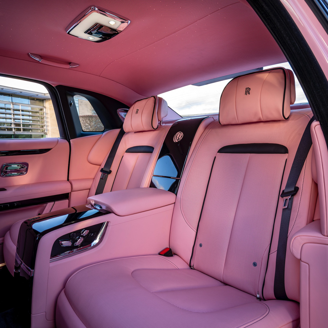 What are the special interior features of the Rolls Royce Phantom  Quora
