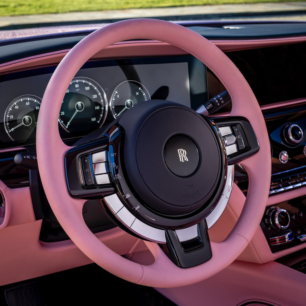 ‘Chê’ Rolls-Royce Ghost chục tỉ quá bình thường, người mẫu cho ‘dát hồng’ lên khắp xe - Ảnh 9.
