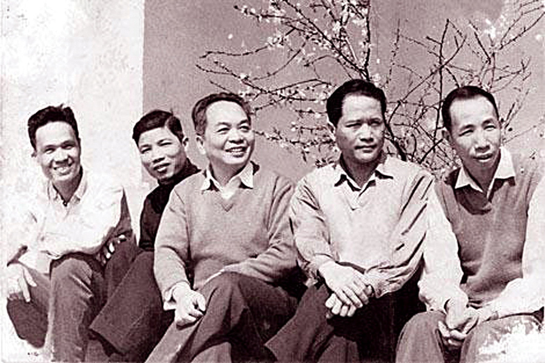 Đại tướng Võ Nguyên Giáp (thứ ba, từ phải sang) và trung tướng Phạm Hồng Cư (thứ hai, từ phải sang) - hai chàng rể của giáo sư Đặng Thai Mai - Ảnh tư liệu