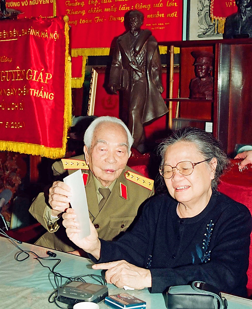 Ba chị em gái nhà GS Đặng Thai Mai và ba chàng rể tướng lừng danh - Ảnh 2. Khoảnh khắc bình dị đời thường của vợ chồng Đại tướng Võ NguyênGiáp - Đặng Bích Hà - Ảnh: TRẦN HỒNG