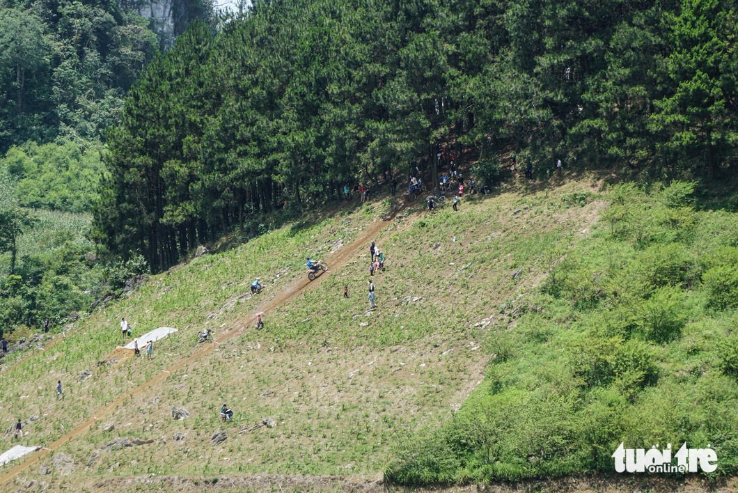 Đội nắng cổ vũ các tay đua mô tô địa hình tại Sơn La - Ảnh 7.