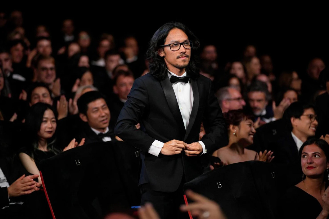 Phạm Thiên Ân bước lên bục nhận giải. Sau khi Bên trong vỏ kén vàng chiếu tại Cannes, báo chí nước ngoài nhận định anh nên nghe theo "tiếng gọi thiêng liêng" của điện ảnh - Ảnh: AP