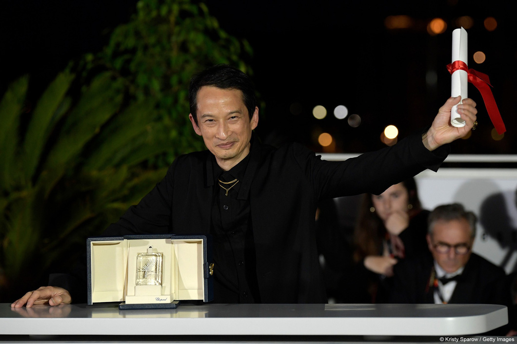 Đạo diễn Trần Anh Hùng giơ cao giải thưởng Đạo diễn xuất sắc tại buổi chụp ảnh sau bế mạc ở Cannes - Ảnh: BTC Liên hoan phim Cannes